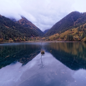 冬日九寨沟湖面倒影/Mountains reflected on mirror lake