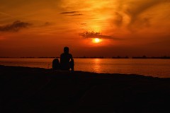 20220705-04-people-man-sitting-on-beach-at-sunrise