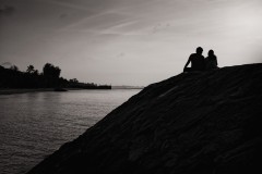 20220705-05-people-couple-sitting-on-breakwater-bw
