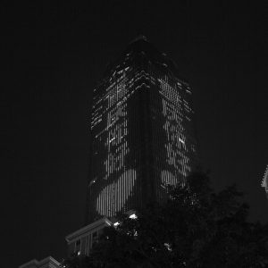 夜间重庆楼宇的灯火秀。
The light show on a building in Chongqing at night.