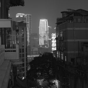 夜间渝中区的街和南岸区的灯光秀。
A street of Yuzhong District and the light show of Southern District at night.