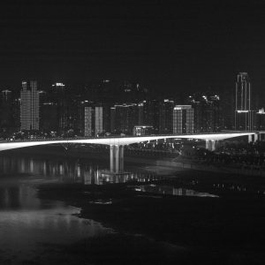 夜间的嘉陵江上黄花园大桥。
Huang Huayuan Bridge over Jialing River in the night.