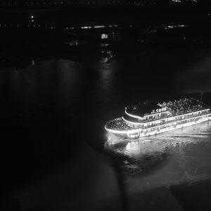 夜间嘉陵江上的游轮。
Night cruises on the Jialing River.