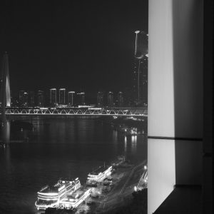 酒店房间窗外的嘉陵江夜景。
Buildings, bridge, criuses, ferry terminal, and Jialing River at night out of windows of hotel room.