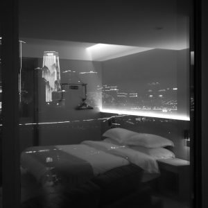 酒店房间窗外重庆南岸区的夜景。
Southern District at night out of window of hotel room.
