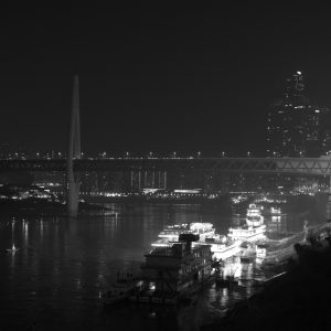 夜里的千斯门大桥和嘉陵江上的渡轮码头。
Qiansi Gate Bridge and ferry terminals at night.