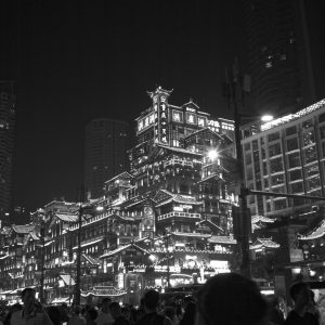 夜晚洪崖洞和游客。
Hongya Cave and tourists in night.
