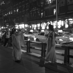 洪崖洞前古装“到此一游”。
Ancient-style 'I was here' at Hongya Cave.