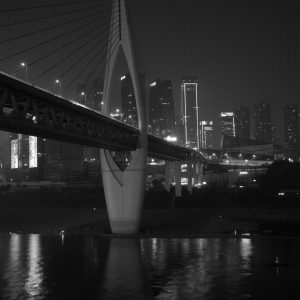 夜间嘉陵江上的千斯门大桥和南岸区。
Qiansi Gate Bridge over Jialing River and Southern District in night.