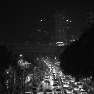 深夜千斯门桥下的交通。
Traffic under Qiansi Gate Bridge in deep night.