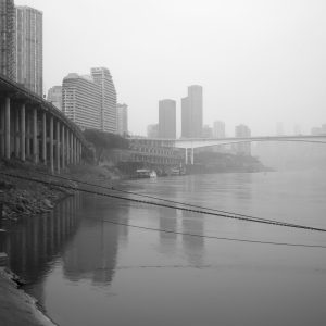 嘉陵江上有只鸟。
A sparrow resting on cable over Jialing River.