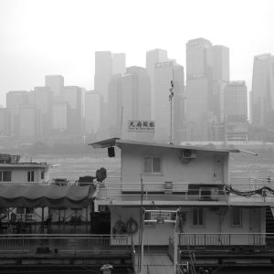南岸区前的天府趸船。
Tianfu wharfboat in front of Southern District.