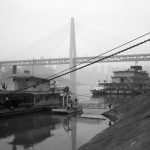 千斯门桥下的嘉陵江渡轮码头。
Ferry termnial under Qianse Gate Bridge.