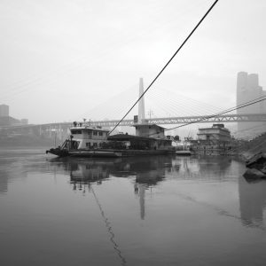 嘉陵江上的渡轮码头。
Ferry terminal in Jialing River.