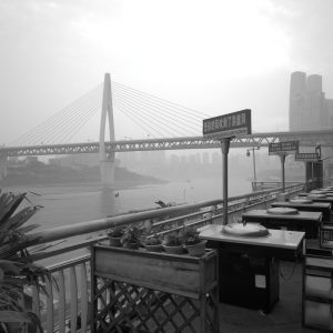 嘉陵江边火锅店。
Hotpot restaurants along Jialing River.