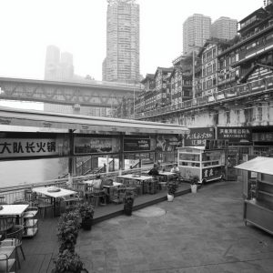 大队长火锅与洪崖洞码头入口。
Big Captain Hotpot and the entrance to Hongya Cave Ferry Terminal.