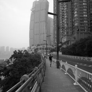 嘉陵江边晨跑。
Morning jogging along Jialing River.