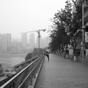 嘉陵江边依栏晨运。
Morning exercise along Jialing River.