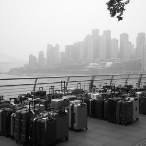 嘉陵江边的行李箱。
Luggages along Jialing River.