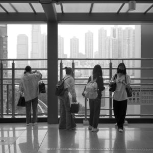 地铁乘客，重庆观光客。
Passengers are tourists.