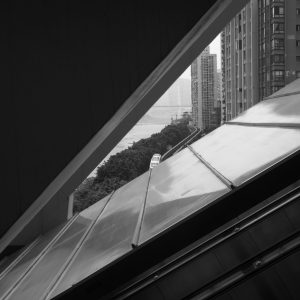 重庆江边地铁线。
Rail Tansit along Jialing River.